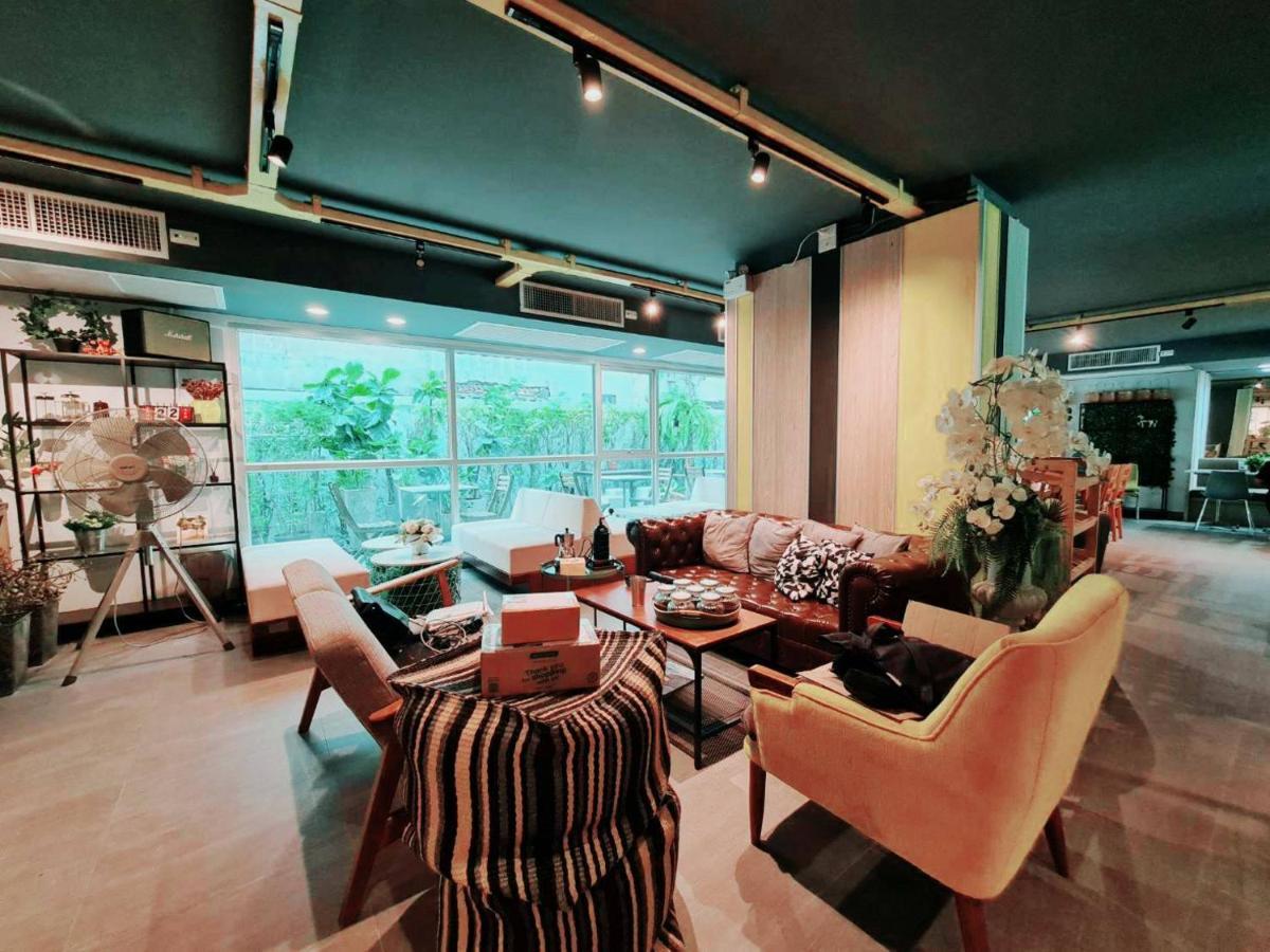 The Key Point Hotel Bangkok Exterior photo